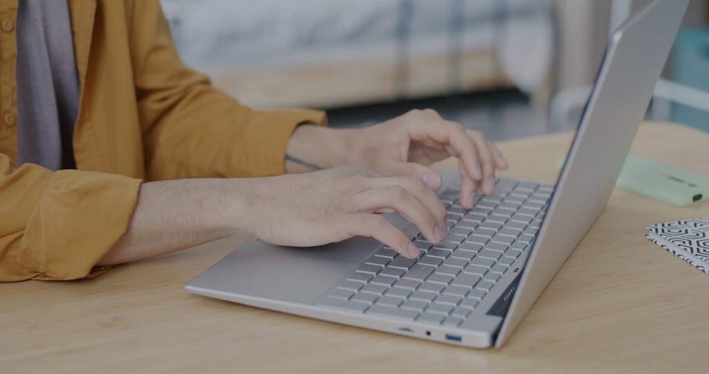 Kucanje molbe na laptopu